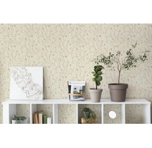 Vliesbehang met floraal patroon van delicate veldbloemen achter een witte kast met kamerplanten en decoratie.