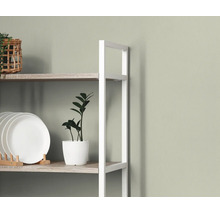 Modern staand rek met houten planken en wit metalen frame, voorzien van borden en een kamerplant.