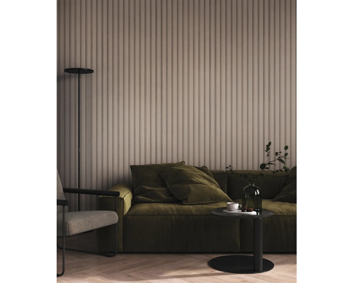 Vliesbehang met verticaal lamellenpatroon in beige in een woonkamer met groene bank en een modern interieur.
