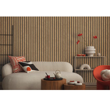 Moderne woonkamer met behang in houtlattenlook, lichte bank, houten bijzettafels en decoratieve kussens.