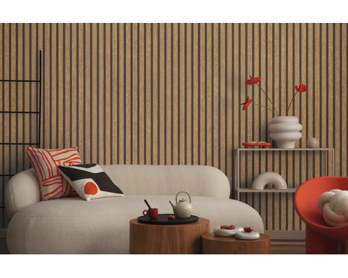 Moderne woonkamer met behang in houtlattenlook, lichte bank, houten bijzettafels en decoratieve kussens.