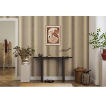 Verticaal gestreept behang met houtlook achter een donkere consoletafel in een modern ingerichte kamer.