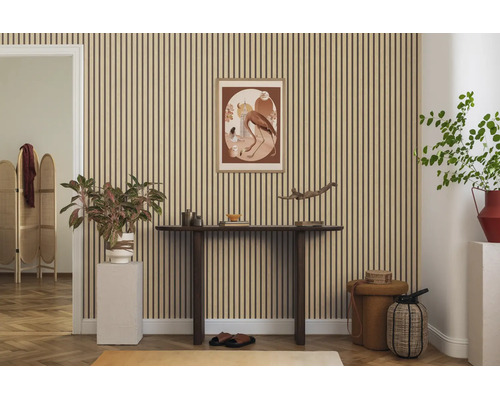 Verticaal gestreept behang met houtlook achter een donkere consoletafel in een modern ingerichte kamer.
