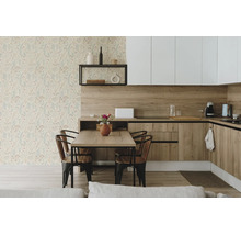 Moderne keuken in houtlook met eettafel en een wand met bloemenbehang in lichte tinten.