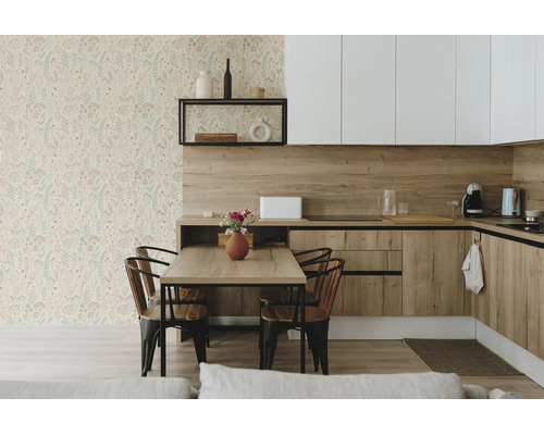 Moderne keuken in houtlook met eettafel en een wand met bloemenbehang in lichte tinten.