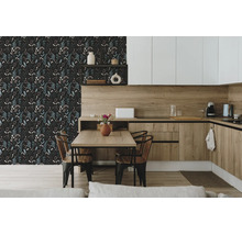 Moderne keuken en eethoek met donker bloemenbehang, lichte houten fronten en eettafel met metalen stoelen.