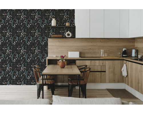 Moderne keuken en eethoek met donker bloemenbehang, lichte houten fronten en eettafel met metalen stoelen.