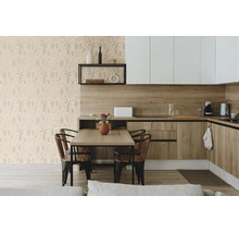 Moderne keuken met botanisch behang, lichte houten kasten en een eettafel met vier stoelen.