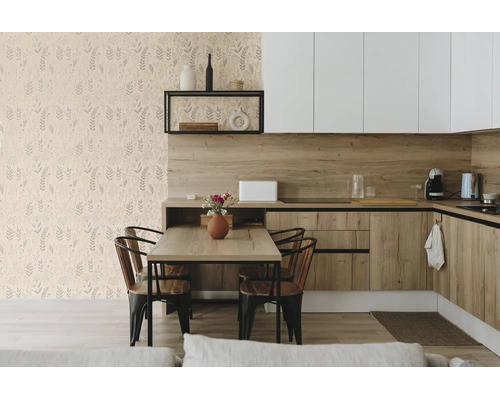 Moderne keuken met botanisch behang, lichte houten kasten en een eettafel met vier stoelen.