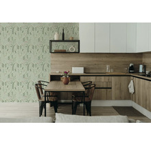 Moderne houten keuken met lichtgroen bloemenbehang en botanische bladpatronen. Een geïntegreerde eettafel met stoelen vult het lichte ontwerp aan.