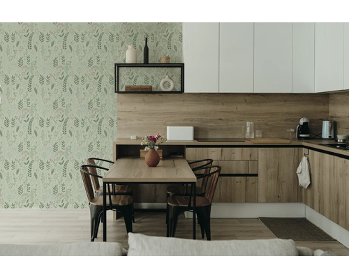 Moderne houten keuken met lichtgroen bloemenbehang en botanische bladpatronen. Een geïntegreerde eettafel met stoelen vult het lichte ontwerp aan.
