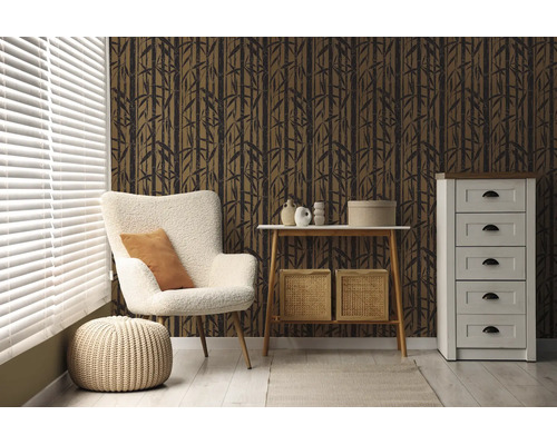 Vliesbehang met bamboepatroon in een lichte kamer met fauteuil, consoletafel en witte ladekast.