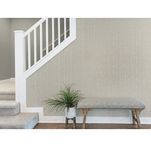 Moderne hal met gestructureerd behang met bamboepatroon, een witte trapleuning, een beklede bank en een kamerplant.