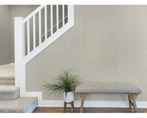 Moderne hal met gestructureerd behang met bamboepatroon, een witte trapleuning, een beklede bank en een kamerplant.