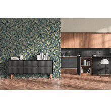 Moderne kamer met behang met bladpatroon, een dressoir met latjes en een visgraatparketvloer. Op de achtergrond is een keuken zichtbaar.