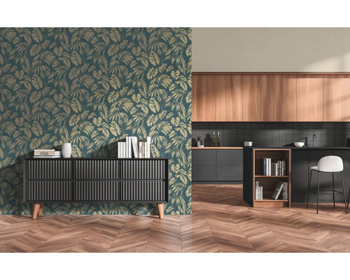 Moderne kamer met behang met bladpatroon, een dressoir met latjes en een visgraatparketvloer. Op de achtergrond is een keuken zichtbaar.