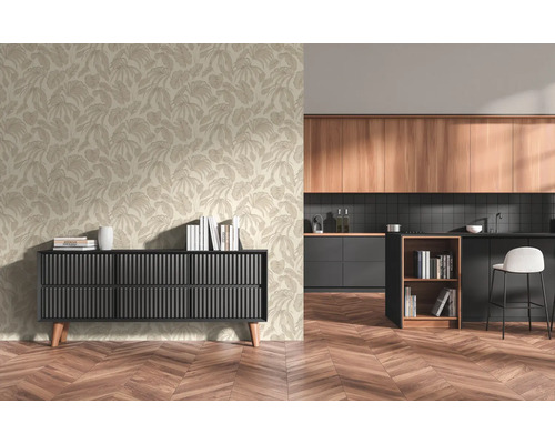 Licht vliesbehang met bladmotief in een modern ingerichte kamer met zwart dressoir en aangrenzende keuken met visgraatparket.