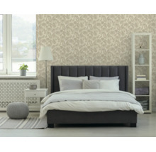 Moderne slaapkamer met een donker gestoffeerd bed, behang met bladmotief, witte nachtkastjes en een open kast in een lichte, georganiseerde stijl.