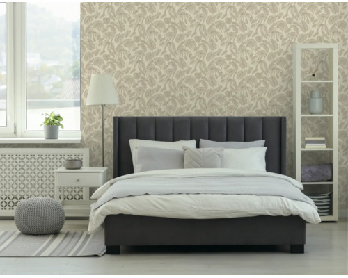 Moderne slaapkamer met een donker gestoffeerd bed, behang met bladmotief, witte nachtkastjes en een open kast in een lichte, georganiseerde stijl.