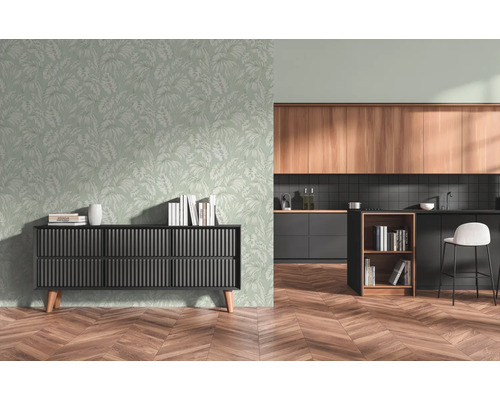 Vliesbehang met palmbladmotief in een moderne woonkamer met een zwart dressoir, open keuken en visgraatparket.