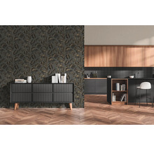 Vliesbehang met tropisch palmbladerenpatroon in een modern ingerichte woonkamer met dressoir en open keuken met visgraatparket.