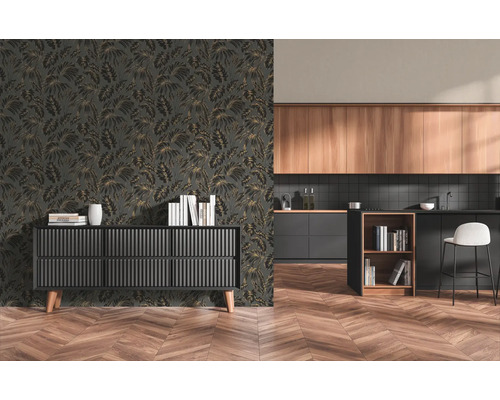 Vliesbehang met tropisch palmbladerenpatroon in een modern ingerichte woonkamer met dressoir en open keuken met visgraatparket.