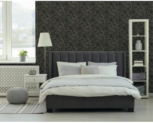 Moderne slaapkamer met donkergrijs gestoffeerd bed, wit nachtkastje en stellingkast voor behang met tropisch bladmotief.