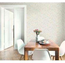 Lichte eetkamer met bloemenbehang, houten tafel met witte stoelen en een visgraat parketvloer.
