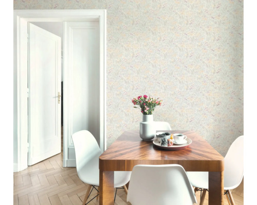 Lichte eetkamer met bloemenbehang, houten tafel met witte stoelen en een visgraat parketvloer.