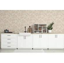 Lichte keuken met witte landelijke onderkasten, een licht werkblad, zwarte kraan en bloemenbehang in beige tinten.