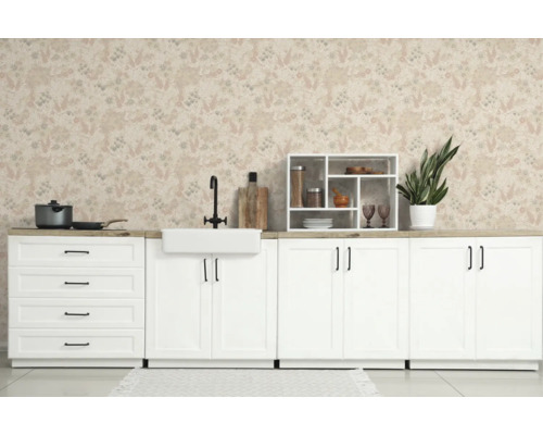 Lichte keuken met witte landelijke onderkasten, een licht werkblad, zwarte kraan en bloemenbehang in beige tinten.