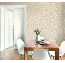Moderne eetkamer met licht behang met bloemenpatroon, houten tafel, witte stoelen en open deur op visgraatparket.