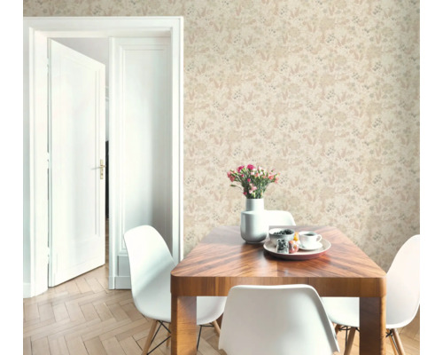 Moderne eetkamer met licht behang met bloemenpatroon, houten tafel, witte stoelen en open deur op visgraatparket.