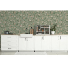 Lichte landelijke keuken met keukenblok en vliesbehang met bloemenpatroon.
