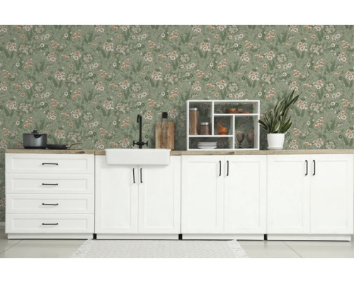 Lichte landelijke keuken met keukenblok en vliesbehang met bloemenpatroon.