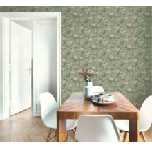 Vliesbehang met fijn bloemenpatroon in een lichte eetkamer met houten tafel en witte stoelen naast een open witte deur.