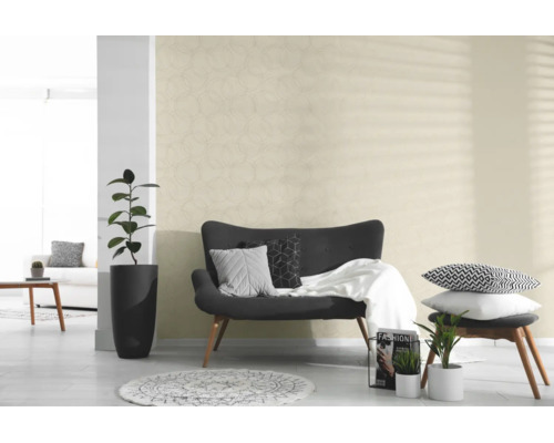 Behang met cirkelpatroon in een lichte, moderne woonkamer met donkere bank en planten.