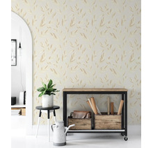 Vliesbehang met abstract bladerpatroon in een lichte, modern ingerichte woonruimte met consoletafel en kamerplant.