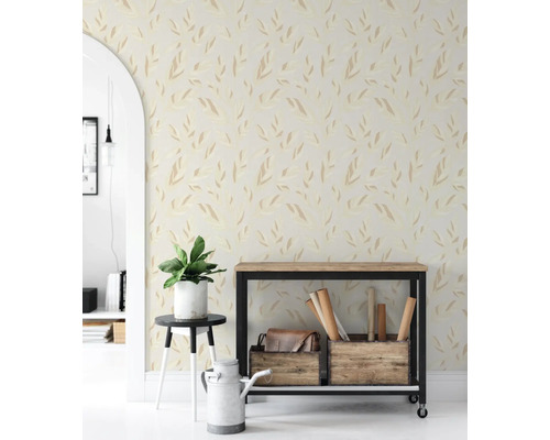 Vliesbehang met abstract bladerpatroon in een lichte, modern ingerichte woonruimte met consoletafel en kamerplant.
