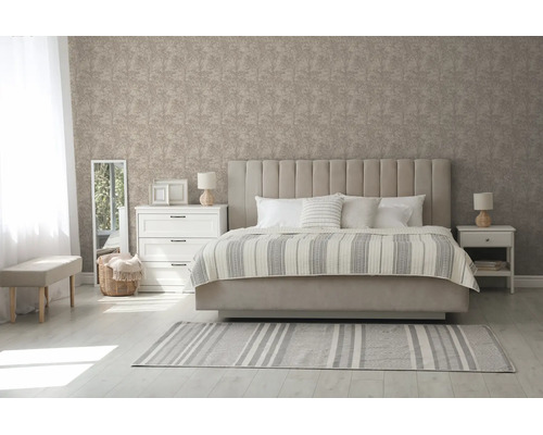 Moderne slaapkamer met behang in boomontwerp, gestoffeerd bed met hoog hoofdbord, witte ladekast en gestreept tapijt. Licht en georganiseerd.