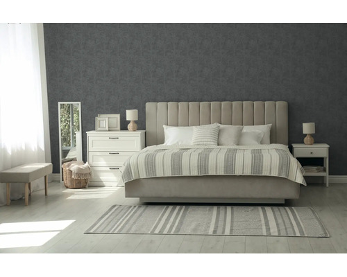 Moderne slaapkamer met donkergrijs vliesbehang met bloemenpatroon, lichtbeige gestoffeerd bed, witte kasten en gestreept vloerkleed.