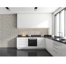 Moderne lichte keuken met witte fronten, donker werkblad en behang met subtiel takkenpatroon.