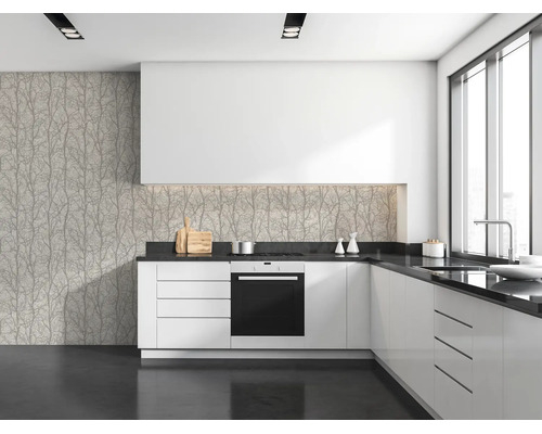 Moderne lichte keuken met witte fronten, donker werkblad en behang met subtiel takkenpatroon.