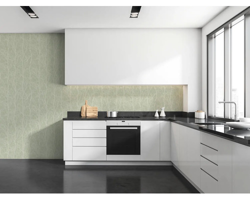 Moderne L-vormige keuken met witte kasten, donker werkblad en vliesbehang met boommotief als achterwand.