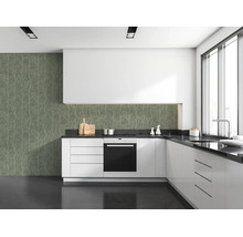 Moderne witte keuken met boompatroonbehang als achterwand en wanddecoratie, zwart aanrechtblad en inbouwoven.