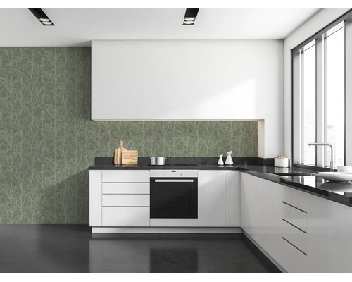 Moderne witte keuken met boompatroonbehang als achterwand en wanddecoratie, zwart aanrechtblad en inbouwoven.