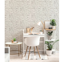 Moderne werkplek met behang in baksteenlook, wit bureau, stoel en rek met groene planten. Licht en georganiseerd kamerontwerp.