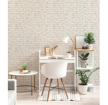 Licht ingerichte werkplek met behang in baksteenlook, wit bureau, stellingkast en kamerplanten. Moderne, georganiseerde stijl.