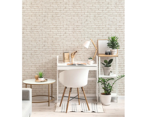 Licht ingerichte werkplek met behang in baksteenlook, wit bureau, stellingkast en kamerplanten. Moderne, georganiseerde stijl.
