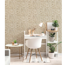 Vliesbehang met baksteenlook in een lichte, modern ingerichte werkkamer met wit bureau en kamerplanten.